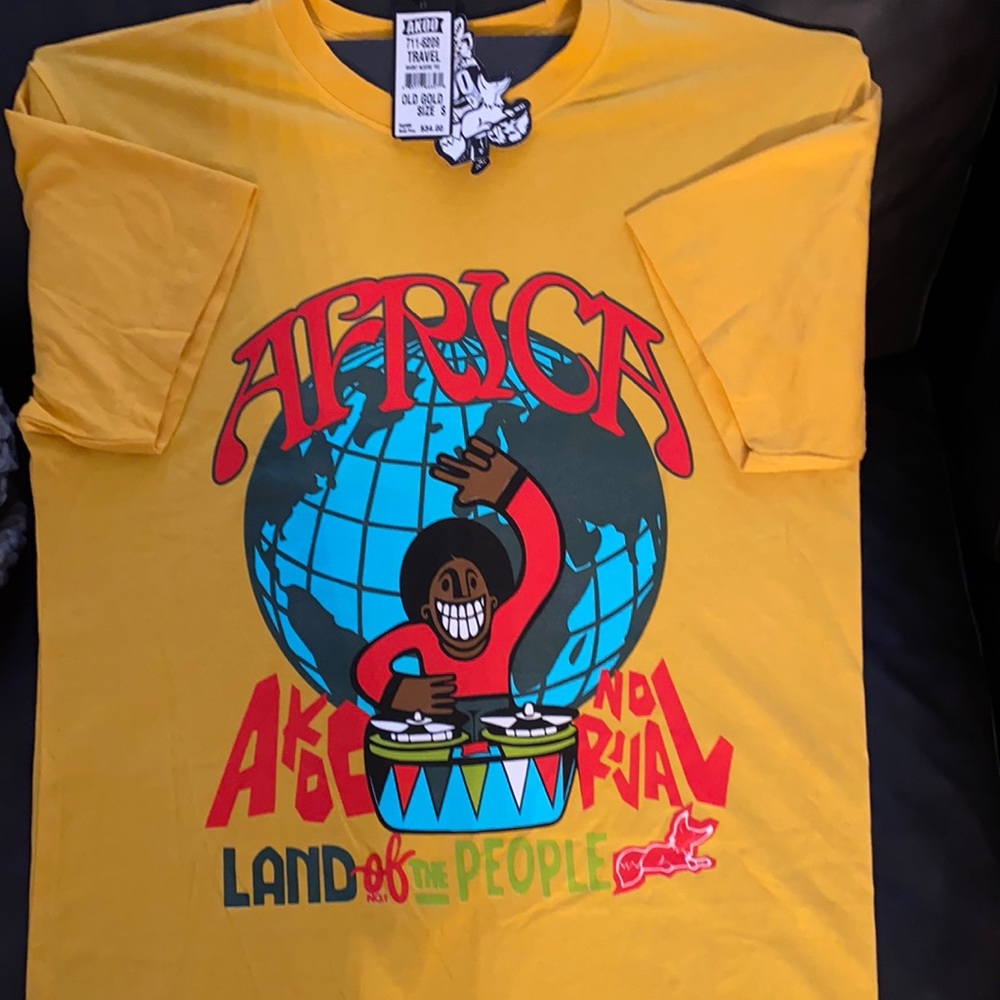 AKOO - OLD GOLD 
“AFRICA - LAND OF THE PEOPLE”
MEN’S SHORT SLEEVE TEE, Sz S, NEW